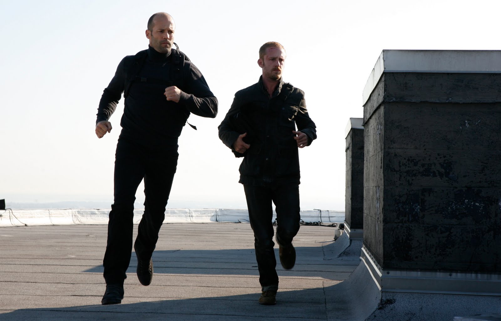 Jason Statham (L.) and Ben Foster star in The Mechanic.