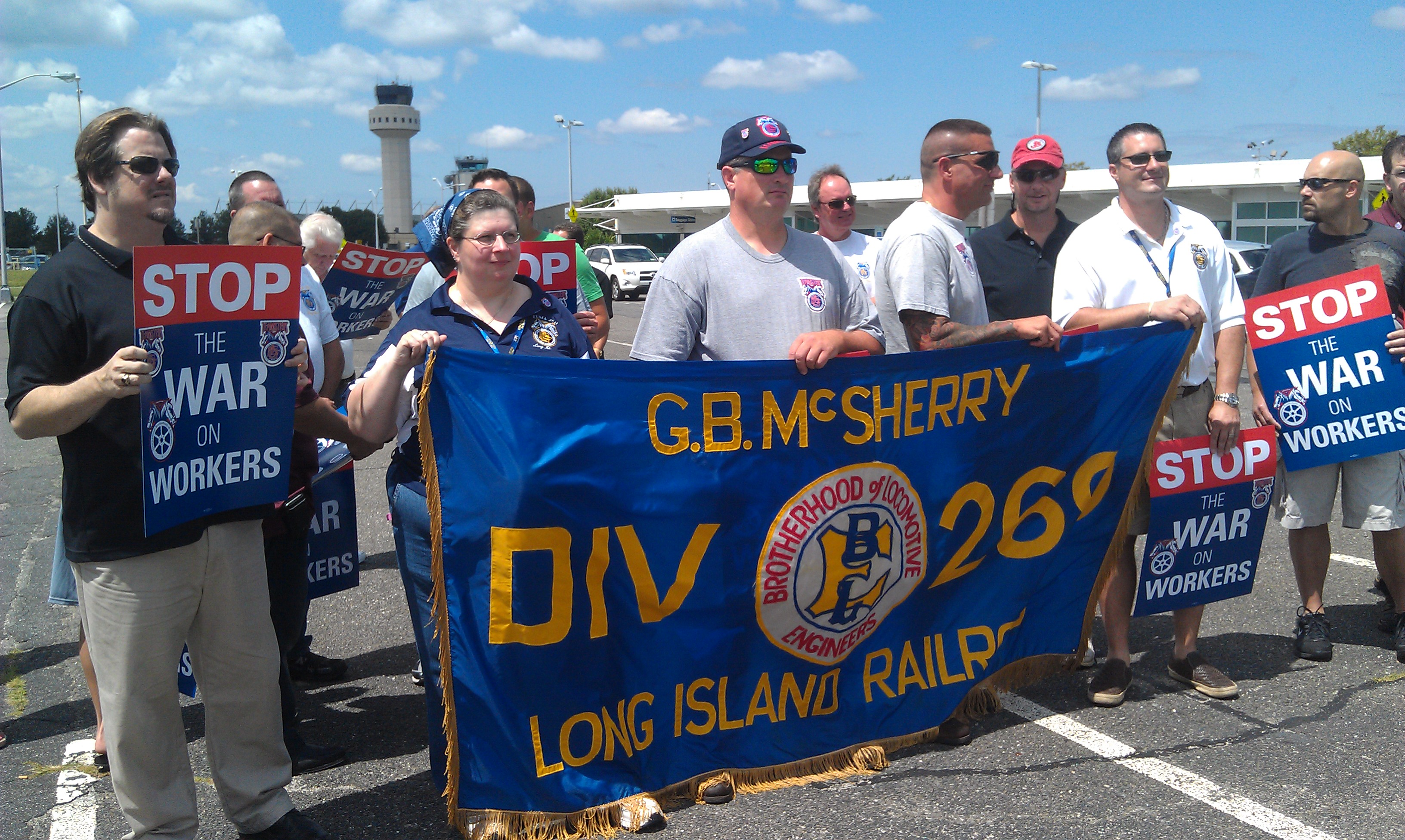 Labor group supporting furloughed FAA workers at Long Island MacArthur Airport