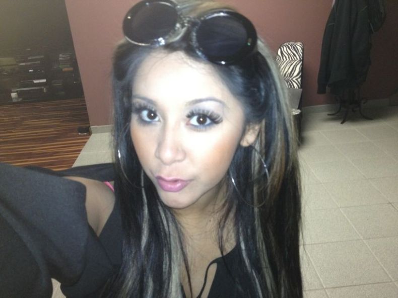 Snooki Shows Pale Skin Via Twitter